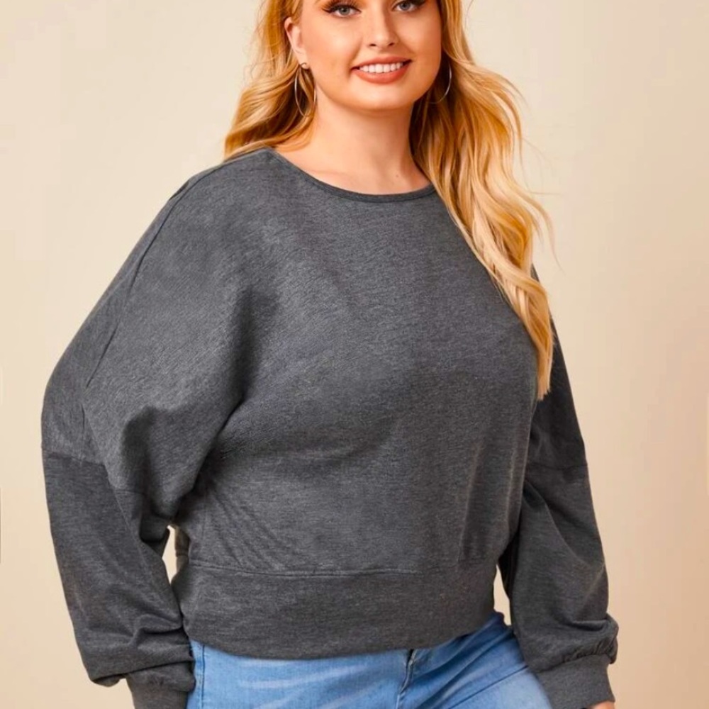 Crew neck sweatshirt with oversized sleeves and open back.